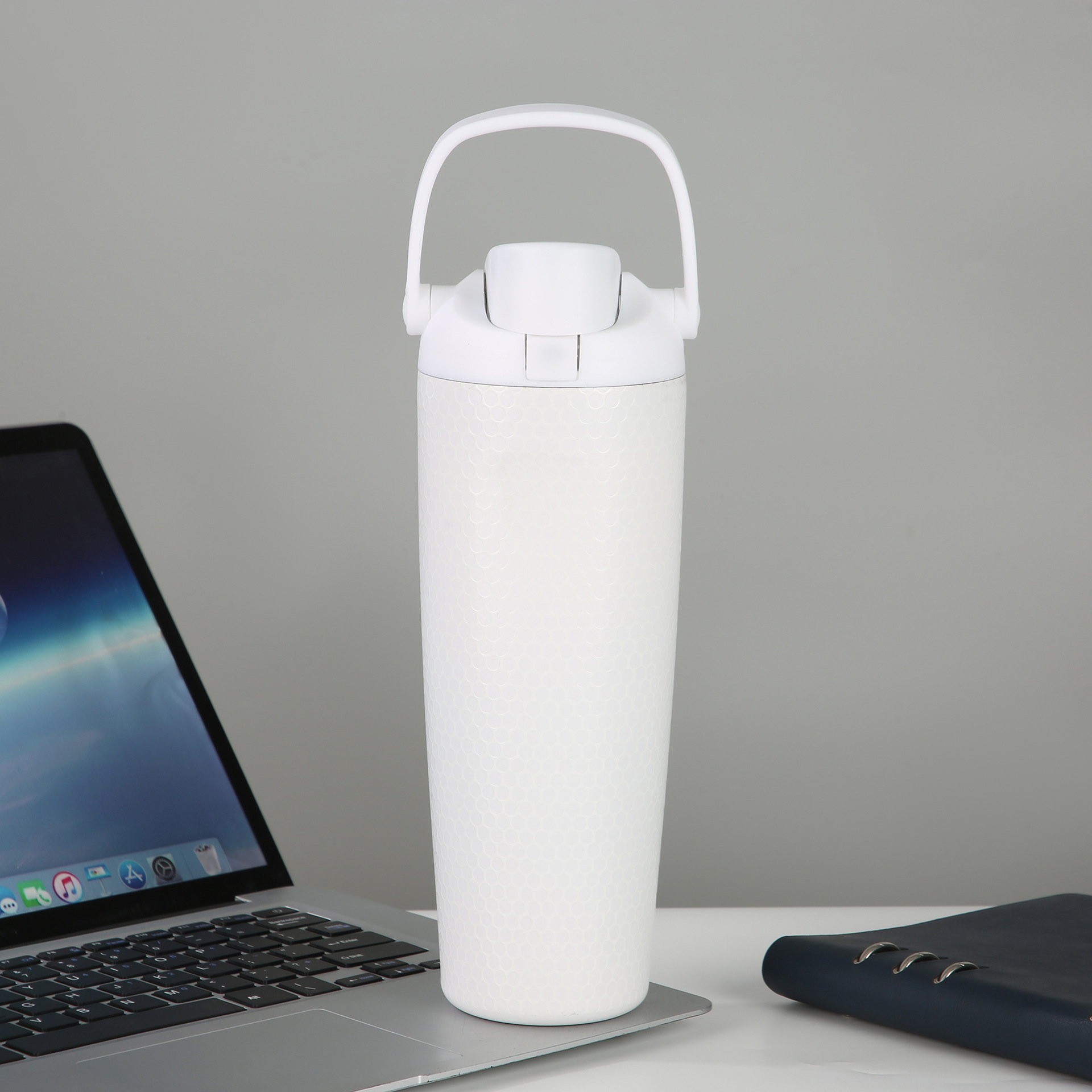 white-30oz-golf-owala-fairway-for-days-owala-freesip-sway-water-bottle